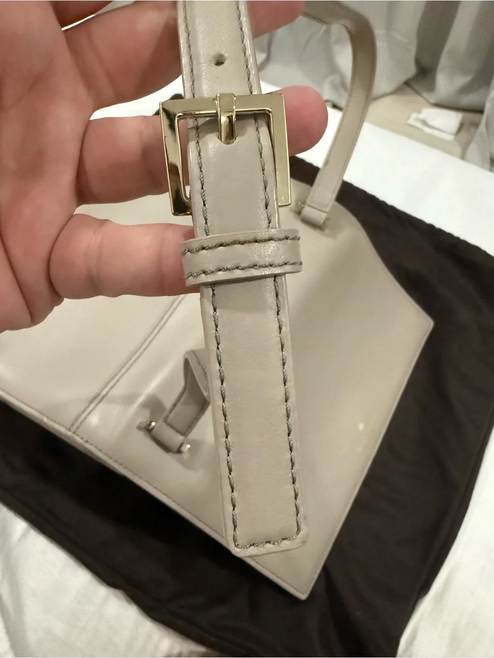 kate spade beige leather shoulder bag with gold-tone logo and dust bag